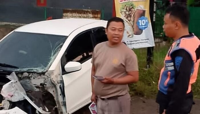 Terobos Palang Tertutup, Mobil Brio Tertabrak Kereta di Cilacap
