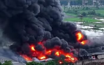 Nahas! Pabrik Plastik Cantik Dilalap Sijago Merah di Bandung