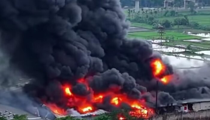 Nahas! Pabrik Plastik Cantik Dilalap Sijago Merah di Bandung