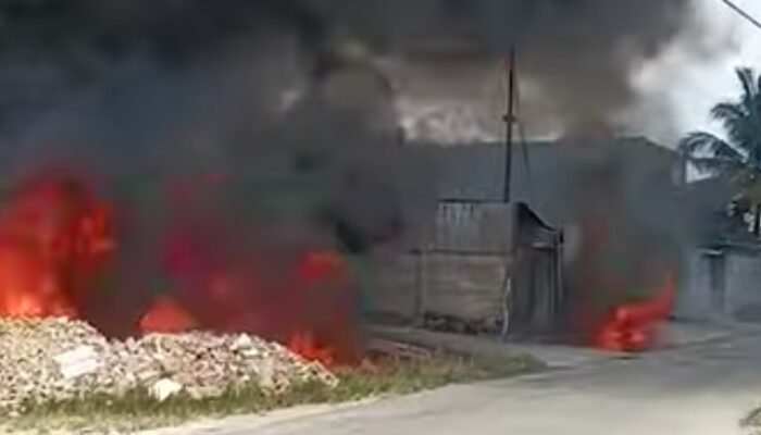 Geger! Gudang Solar di Arengka Atas Pekanbaru Terbakar