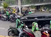 Nekat Lawan Arah, Mobil Diamuk Warga di Pasar Baru Timur