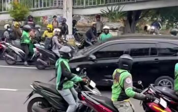 Nekat Lawan Arah, Mobil Diamuk Warga di Pasar Baru Timur