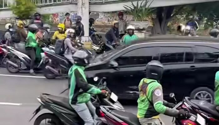 Nekat Lawan Arah, Mobil Diamuk Warga di Pasar Baru Timur