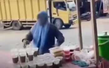 Pedagang Takjil Buang Dagangan saat Ditertibkan Satpol PP di Sumatera Utara