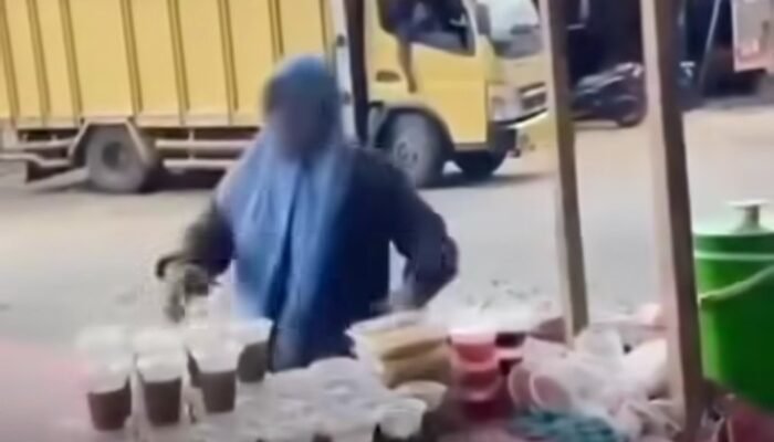 Pedagang Takjil Buang Dagangan saat Ditertibkan Satpol PP di Sumatera Utara