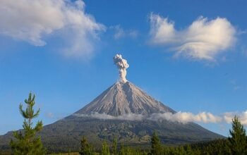 Gunung Semeru Kembali Erupsi, Awan Panas Guguran Mengarah ke Besuk Kobokan