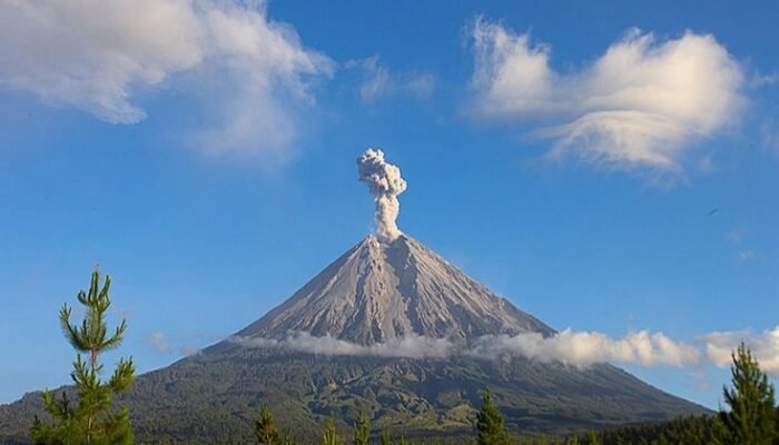 Gunung Semeru Kembali Erupsi, Awan Panas Guguran Mengarah ke Besuk Kobokan