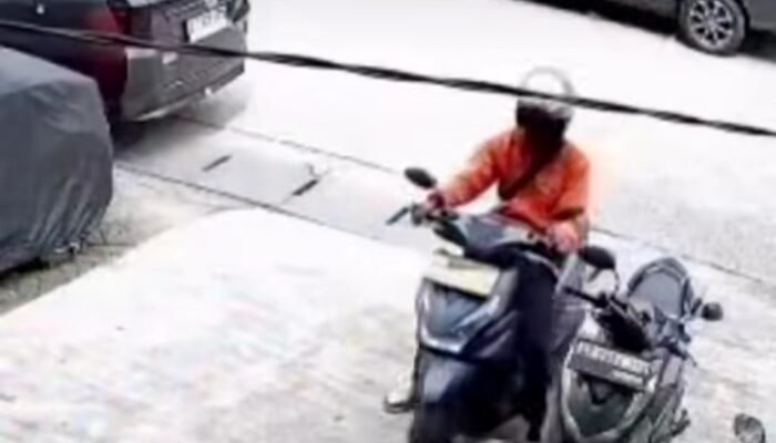 Paket Digantung di Motor, Ojol jadi Korban Pencurian di Mangga Dua
