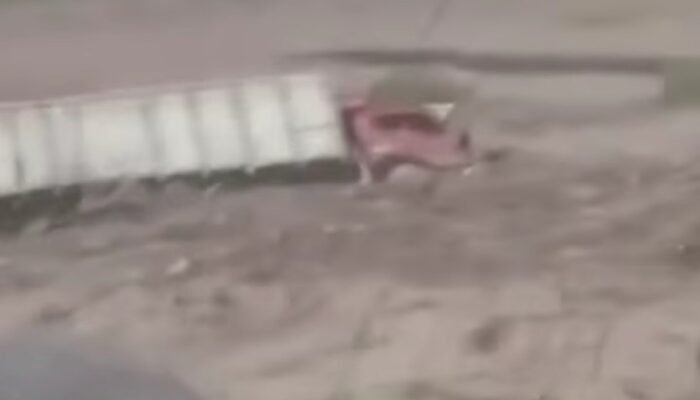 Banjir Lahar Terjang Sungai di Lereng Merapi, Truk Penambang Pasir Terbawa Arus