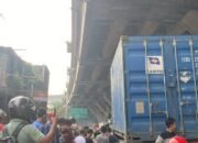 Nahas! Lansia Tewas Terlindas Truk Trailer di Jalan Raya Pelabuhan Koja