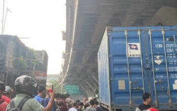 Nahas! Lansia Tewas Terlindas Truk Trailer di Jalan Raya Pelabuhan Koja