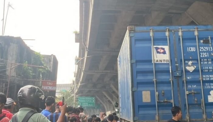 Nahas! Lansia Tewas Terlindas Truk Trailer di Jalan Raya Pelabuhan Koja