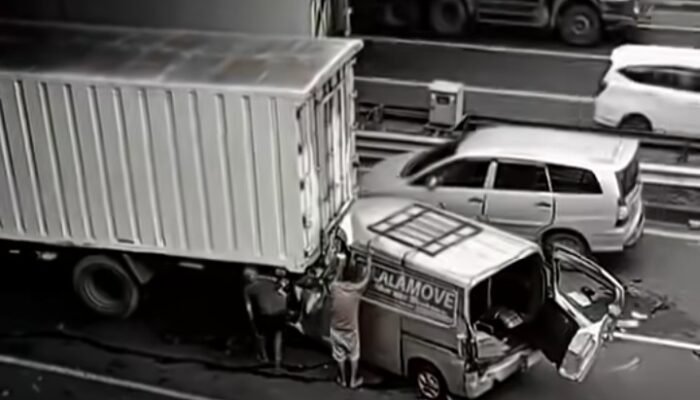 Diduga Rem Blong, Truk Tabrak Sejumlah Kendaraan di JORR KM 30