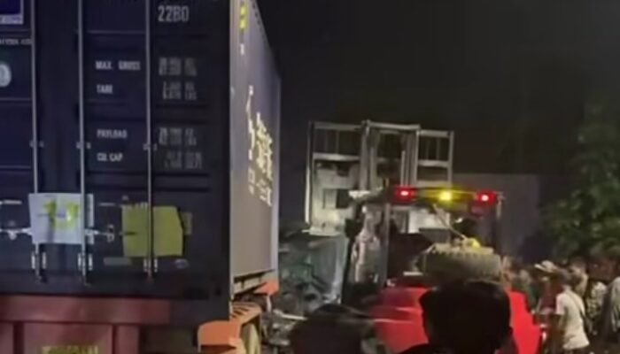 Diduga Tak Kuat Menanjak, Truk Mundur dan Tabrak Kendaraan Lain