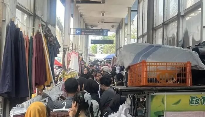 Jelang Lebaran, Tanah Abang Membludak hingga Halte TransJakarta