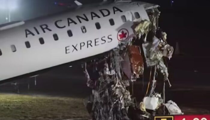 Nahas! Pesawat Air Canada Tabrak Mobil Damkar di LaGuardia, Pilot Tewas