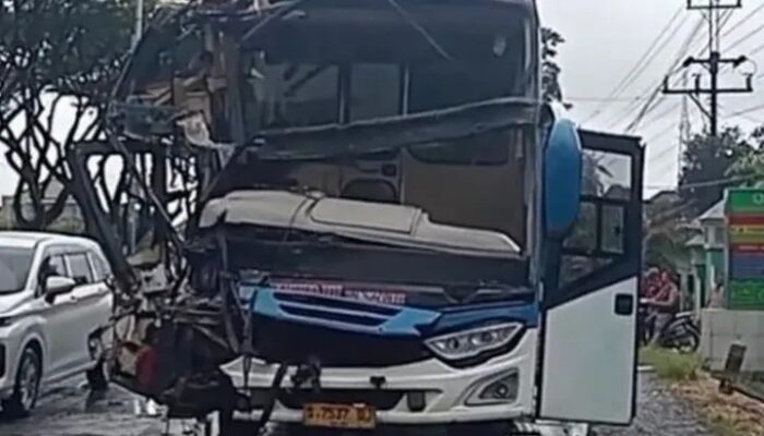 Hindari Mobil Putar Balik, Bus Tabrak Truk di Demak