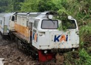 Longsor Tutup Jalur KA Selatan, Perjalanan KA Ciremai Terhenti
