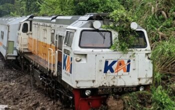 Longsor Tutup Jalur KA Selatan, Perjalanan KA Ciremai Terhenti