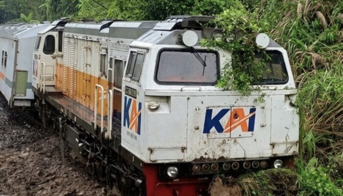 Longsor Tutup Jalur KA Selatan, Perjalanan KA Ciremai Terhenti
