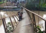 Jembatan Gantung di Sukabumi Ambruk, 5 Motor Terjatuh ke Sungai