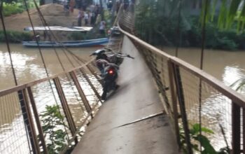 Jembatan Gantung di Sukabumi Ambruk, 5 Motor Terjatuh ke Sungai