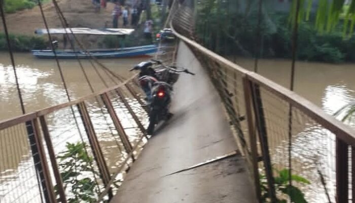 Jembatan Gantung di Sukabumi Ambruk, 5 Motor Terjatuh ke Sungai