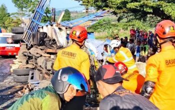 Truk Kayu Tabrak 4 Kendaraan di Wonosobo, 2 Orang Tewas