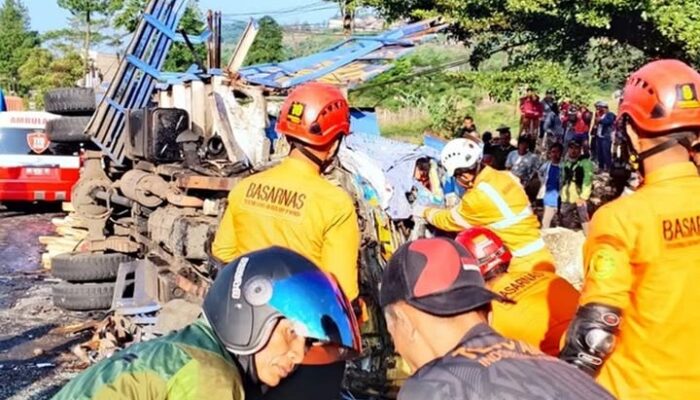 Truk Kayu Tabrak 4 Kendaraan di Wonosobo, 2 Orang Tewas