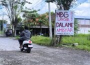 Warga Gresik Protes Jalan Rusak, Poster Dalane Ambyar jadi Sorotan