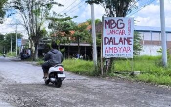 Warga Gresik Protes Jalan Rusak, Poster Dalane Ambyar jadi Sorotan