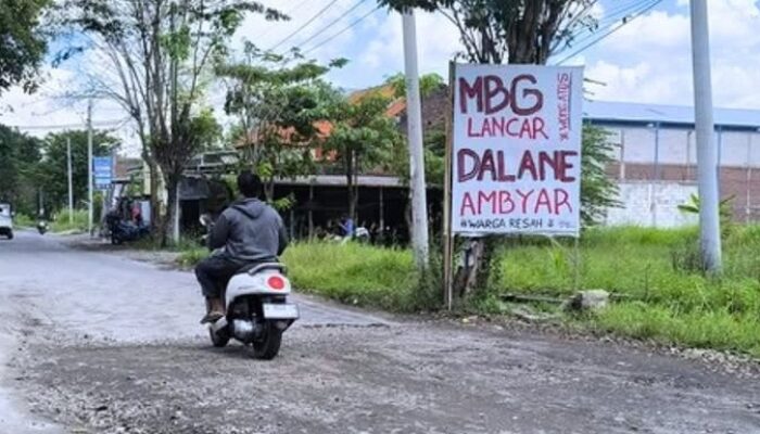 Warga Gresik Protes Jalan Rusak, Poster Dalane Ambyar jadi Sorotan