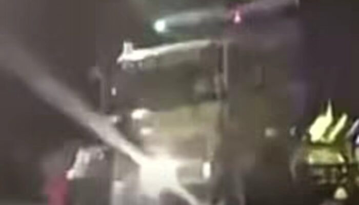 Kecelakaan di Perlintasan Blitar, Truk Mogok Tertabrak Kereta Api