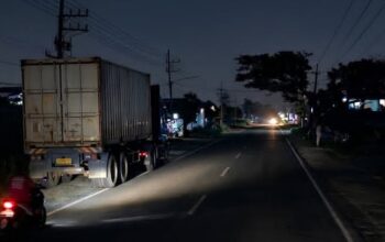 Tragis! Pengendara Motor Asal Lamongan Tewas Usai Hantam Truk Trailer