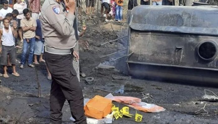 Diduga Hindari Lubang, Bus ALS Tabrak Truk Tangki hingga Terbakar di Sumsel