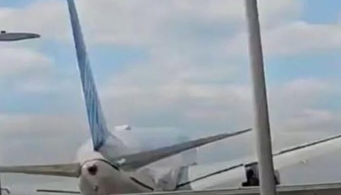 Pesawat United Airlines Tabrak Tiang dan Truk Saat Mendarat di New Jersey