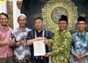 Jatuh Cinta pada Gadis Gresik, Pemuda Asal China Bersyahadat di Masjid Agung