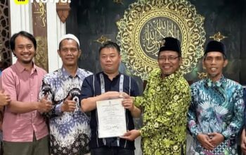 Jatuh Cinta pada Gadis Gresik, Pemuda Asal China Bersyahadat di Masjid Agung
