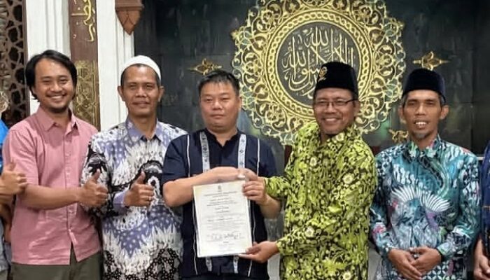 Jatuh Cinta pada Gadis Gresik, Pemuda Asal China Bersyahadat di Masjid Agung