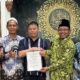 Jatuh Cinta pada Gadis Gresik, Pemuda Asal China Bersyahadat di Masjid Agung