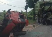 Dump Truk Pecah Ban di Gresik, Sopir Tewas Terjepit