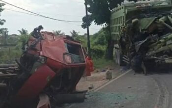 Dump Truk Pecah Ban di Gresik, Sopir Tewas Terjepit