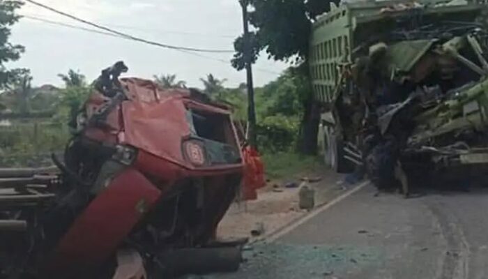 Dump Truk Pecah Ban di Gresik, Sopir Tewas Terjepit