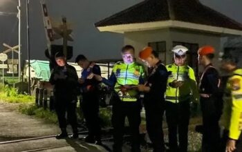 Nahas! Pengendara Motor Tewas Tertabrak KA Sangkuriang di Perlintasan Jember
