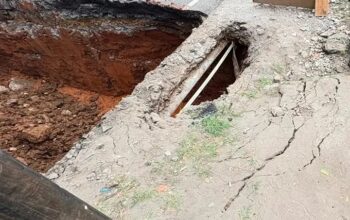 Jalan Lenteng Agung Amblas hingga Tutup 2 Lajur, Diduga Akibat Saluran Air Rapuh