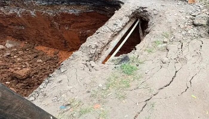Jalan Lenteng Agung Amblas hingga Tutup 2 Lajur, Diduga Akibat Saluran Air Rapuh