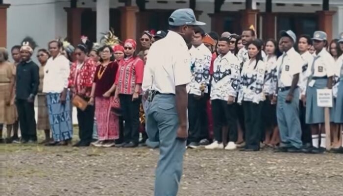 Haru! Keteguhan Siswa Disabilitas Pimpin Upacara Hardiknas 2026