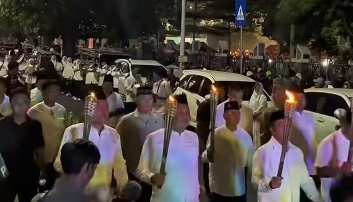 Meriah! Ribuan Warga Karawang Ramaikan Pawai Obor, Sambut Tahun Baru Islam 1448 H