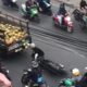 Nekat! Pengendara Motor Terjatuh Usai Coba Curi Kelapa dari Bak Pick Up Berjalan