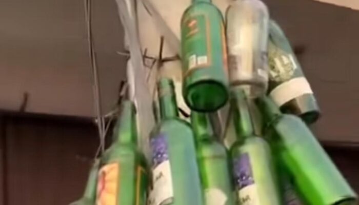 Tiang Listrik di Jalan Tuparev Karawang Jadi Tempat Pajangan Botol Miras Bekas